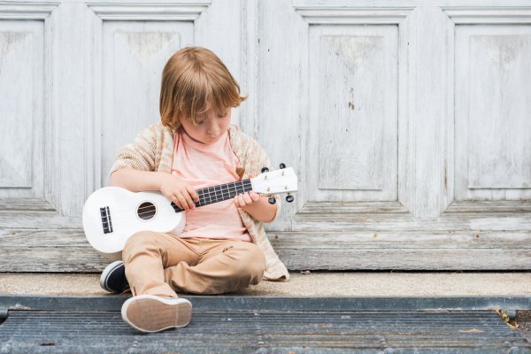 Ребенок играющий на гитаре