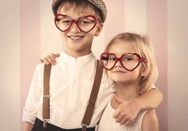 Мальчик и девочка в очках
