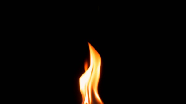 Пламя огня на черном фоне