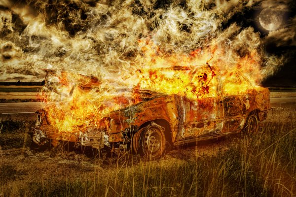Машина на фоне огня