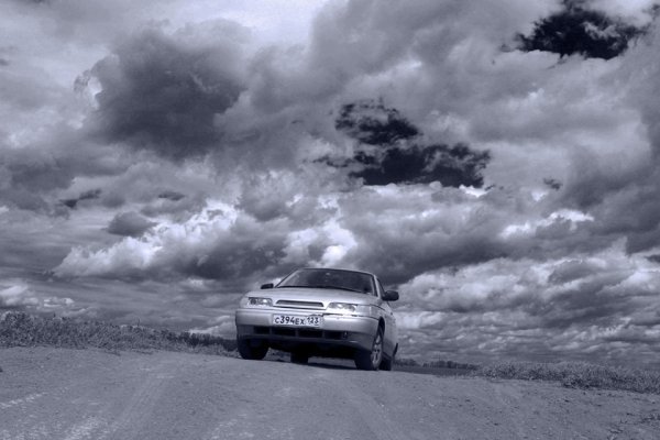 Машина на фоне облаков