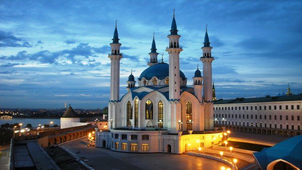 Мечеть на фоне гор