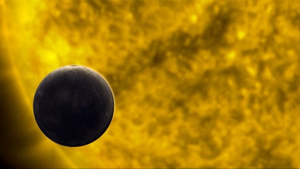 Меркурий Планета на фоне солнца