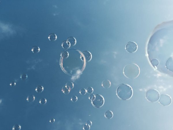 Голубое небо мыльные пузыри