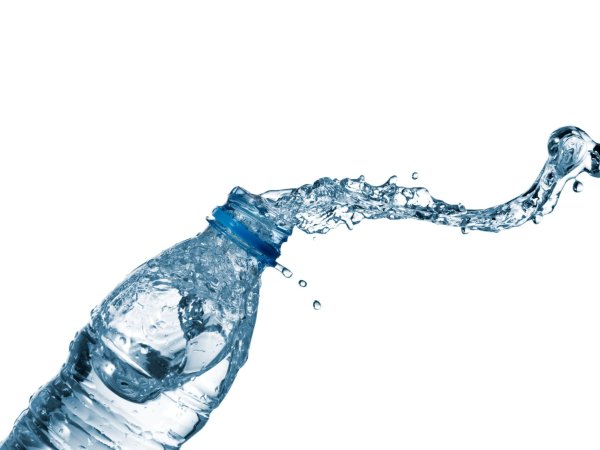 Вода льется из бутылки