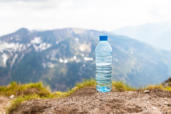 Бутылка воды в горах