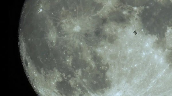 Фото МКС на фоне Луны