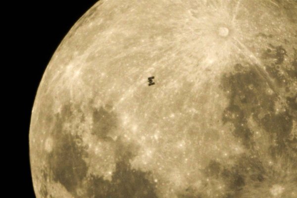 Снимок МКС на фоне Луны