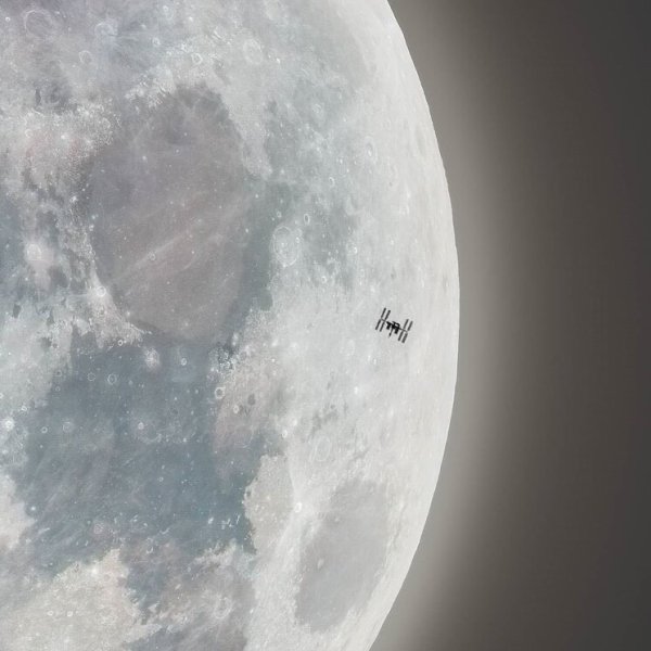 Снимок МКС на фоне Луны