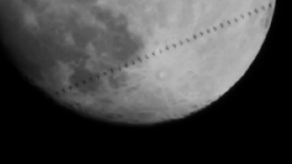 Транзит МКС на фоне Луны