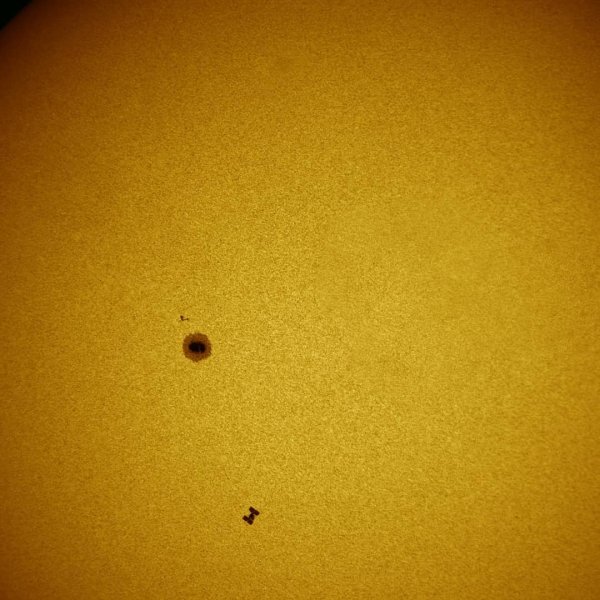 МКС на фоне солнца фото