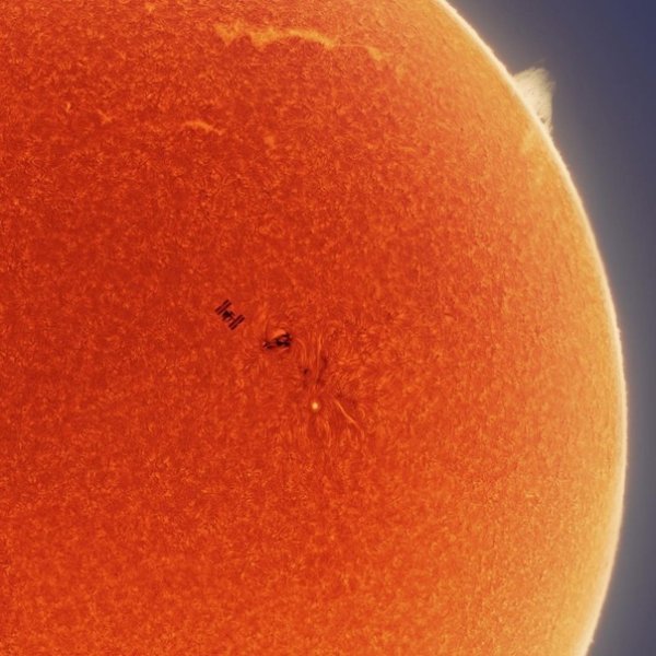 МКС на фоне солнца фото