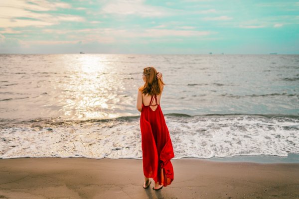 Фотосессия на пляже в Красном платье