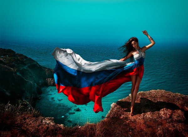 Девукшк ана фоне флага России