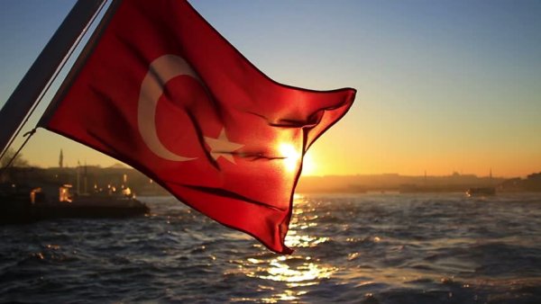 Турецкий флаг и море