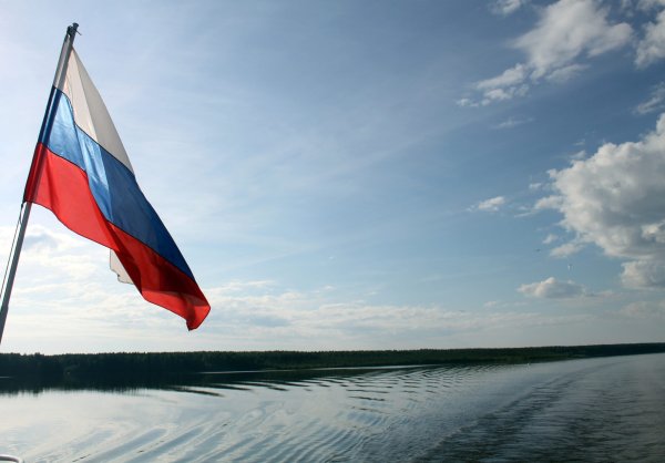Флаг России на море