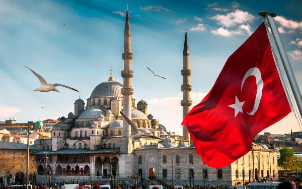 Мечеть в Турции с флагом