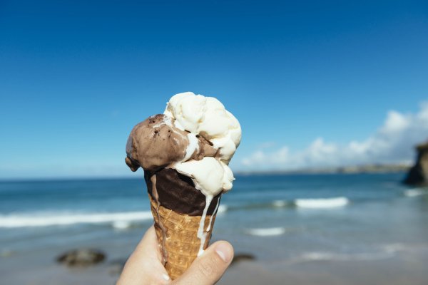 Мороженое на фоне моря