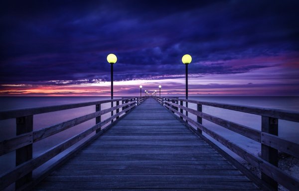 Море с мостом ночью