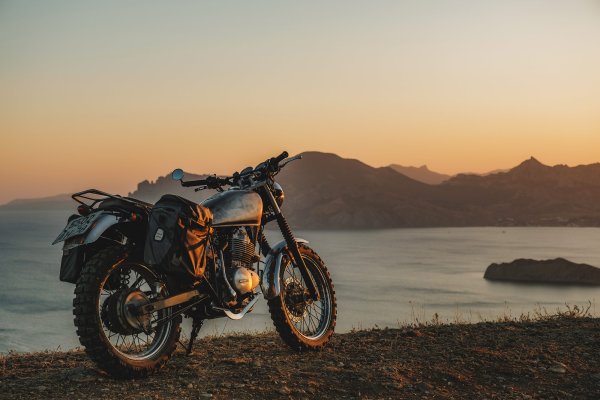 Пейзаж с мотоциклом