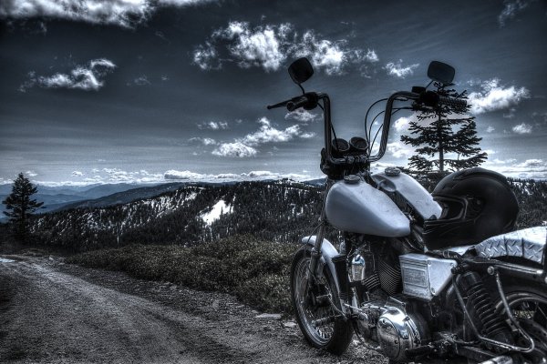 Мотоцикл на фоне природы