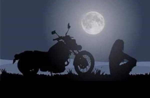 Мотоцикл на фоне звездного неба