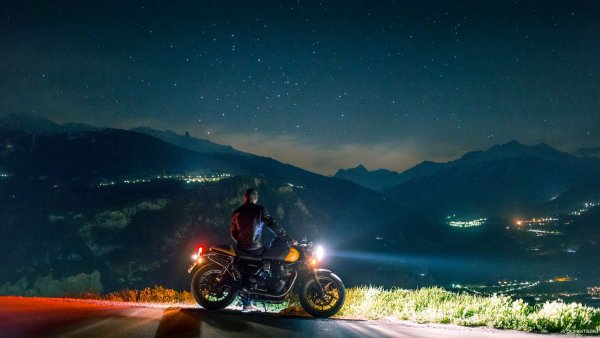 Мотоцикл на фоне ночного города
