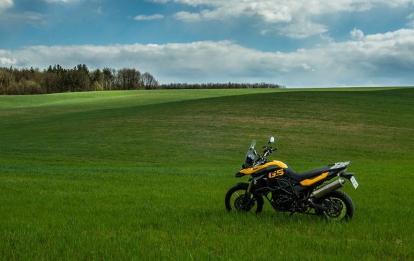 Мотоцикл на фоне природы