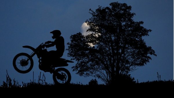 Кроссовый мотоцикл ночь