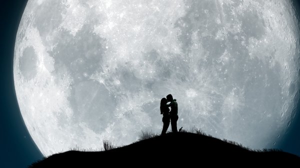 Человек на фоне Луны