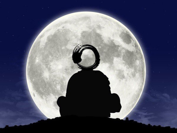 Человек на фоне Луны