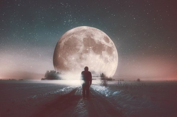 Одинокий человек и Луна