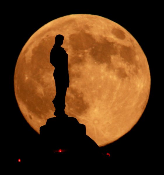 Мужской силуэт на фоне Луны