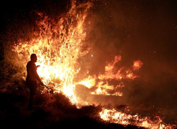 Человек на фоне пожара