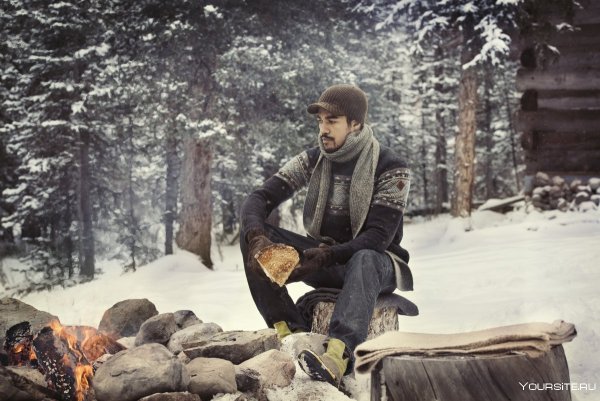 Мужская фотосессия в зимнем лесу