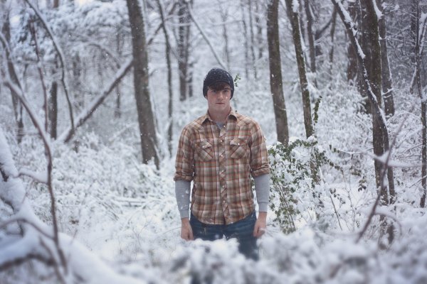 Мужская фотосессия в лесу зимой