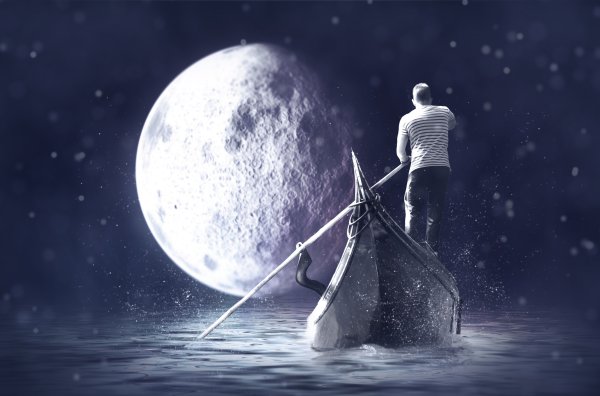 Мужик на фоне луны