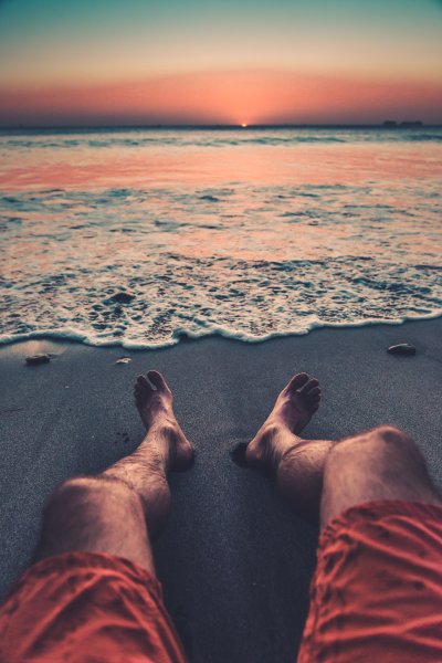 Мужские ноги на фоне моря