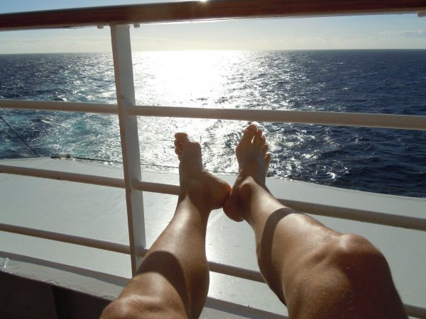 Мужские ноги на море