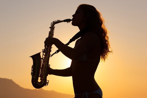 Красивая девушка с саксофоном