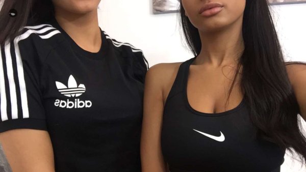 Девушка в футболке Nike