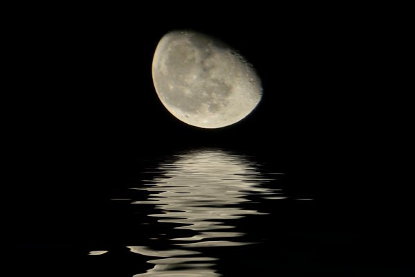 Блики Луны на воде