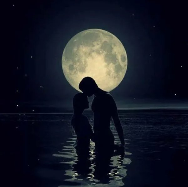 Ночные фоны с луной и девушкой