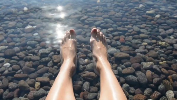 Ножки в воде