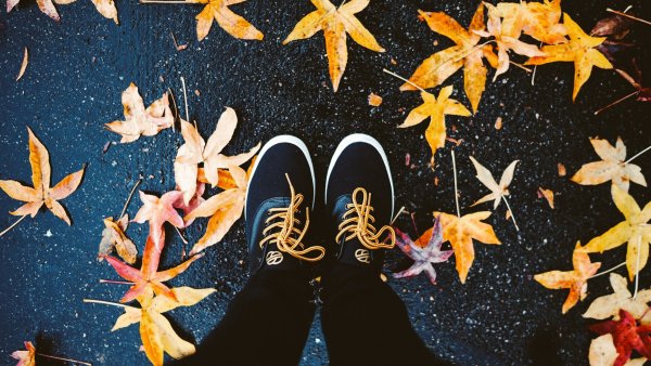 Детская обувь на фоне осенних листьев