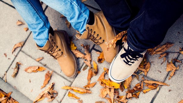 Ноги в кроссовках на осенних листьях