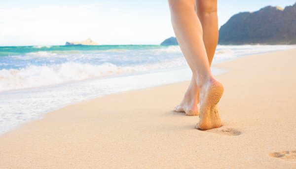 Босые ноги на пляже