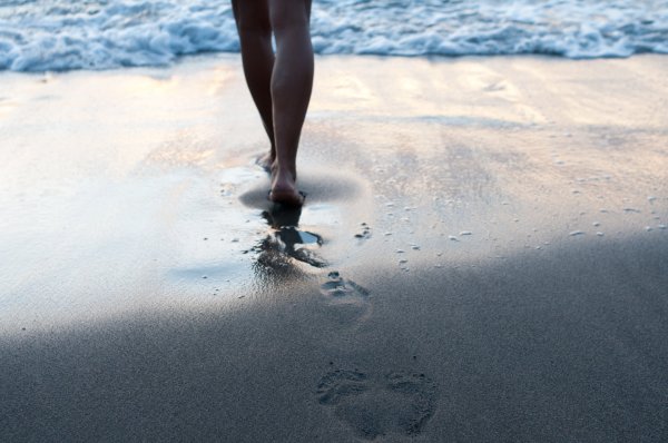 Ноги в песке на пляже