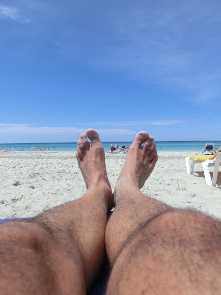 Мужские ноги на море