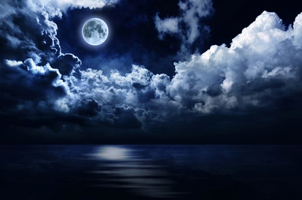 Облака на фоне луны